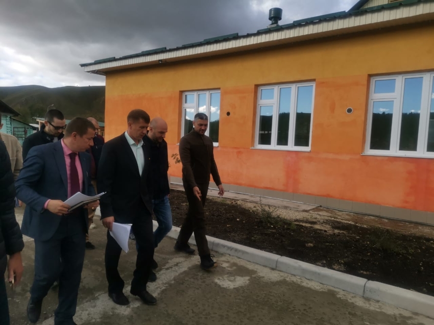 Александр Осипов осмотрел новый детский сад в селе Усть-Наринзор